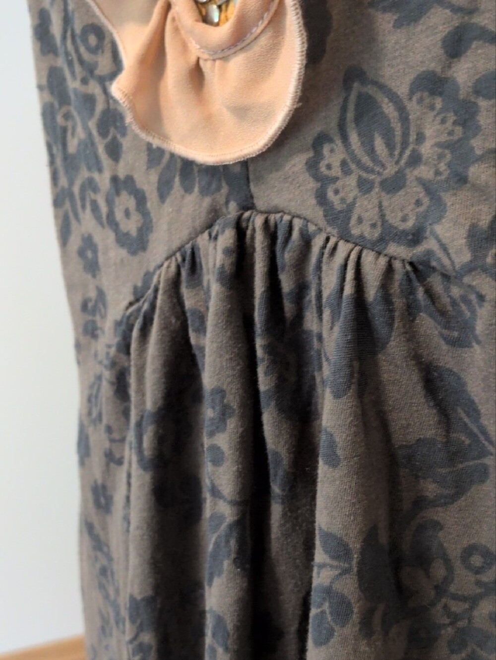 Med Vintage Women’s Khaki Mustard Ruffle V-Neck Tank Top - Picture 3 of 9